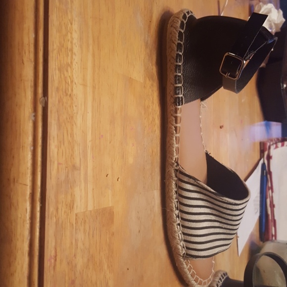 Black and white sandals - Picture 3 of 3